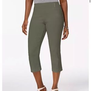 JM Collection Embellished Pull-On Capri Pants
